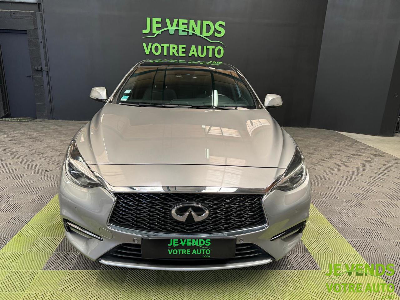 INFINITI Q30